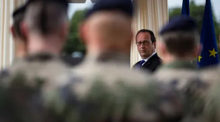 Presidente Hollande tenta acalmar polémica sobre segurança em Nice