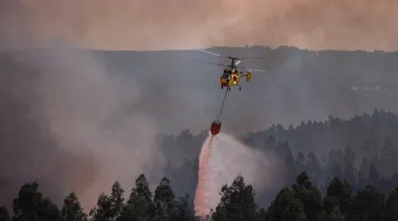 Incêndio em zona de mato em Vieira do Minho mobiliza 4 meios aéreos