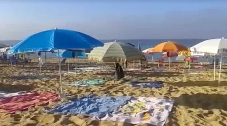 Praia com chapéus e toalhas a reservar lugar gera indignação