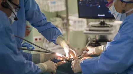 Mais de cem médicos angolanos iniciam formação em maio em Portugal