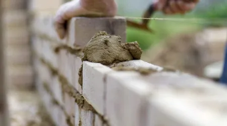 "Resiliência". Construção enfrenta carência estrutural de mão de obra