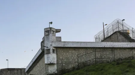 Guardas da prisão de Caxias abatem drone a tiro. Tinha telemóveis e corda
