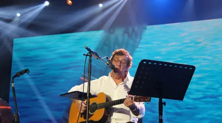 Rui Veloso dá concerto inédito na escadaria do parlamento no sábado