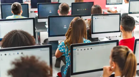 Falhas nos equipamentos e na net das escolas durante provas-ensaio