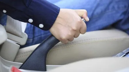 Puxa travão de mão e faz capotar carro da ex-namorada durante discussão