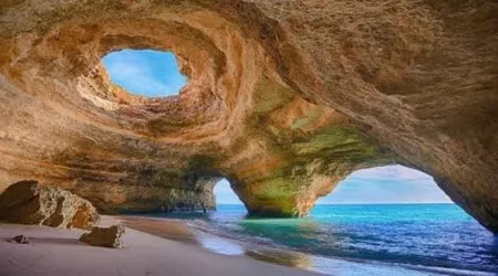 Autoridades avisam que é proibido nadar junto a grutas de Benagil