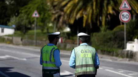 Conduzia sem carta, com droga e arma proibida. Ocupante também foi detida