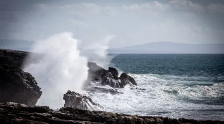 Marinha e AMN alertam para agitação do mar. Esperadas ondas de 14 metros