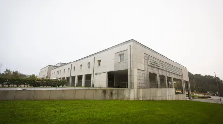 Cinco anos e meio de prisão para mulher que tentou matar companheiro