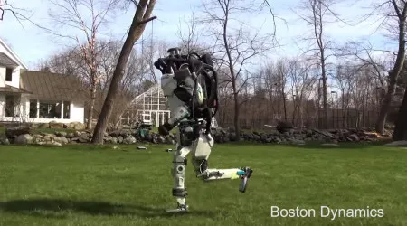 Novo vídeo mostra que robot da Boston Dynamics já sabe correr e saltar