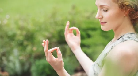 Cuidar da mente. Yoga ao ar livre no Parque e Palácio de Monserrate