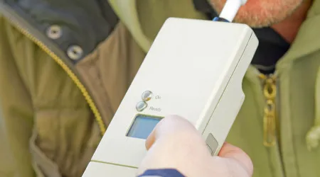 Relação absolve condutor embriagado por alcoolímetro estar fora de validade