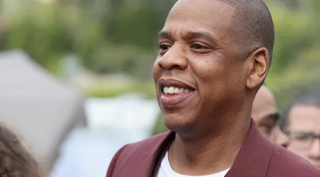 Jay-Z pede a juiz para arquivar caso após dúvidas em relato de vítima