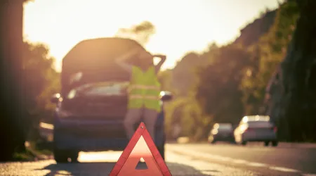 Colisão entre carro e motociclo causa um ferido na Avenida Marginal