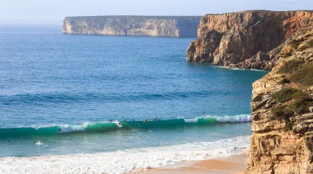 Descubra cinco spots ideais de surf para explorar neste outono