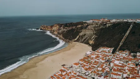 Praia da Nazaré interdita a banhos