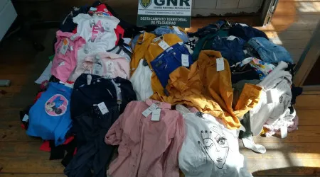 Mulher vendia roupa com alarmes de segurança em feira
