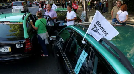 Dezena e meia de táxis com pneus furados em Lisboa