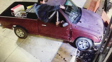 Homem detido após colidir carrinha contra um tribunal nos EUA