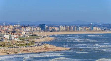 Navio carregado de vidro teve de ser estabilizado na Figueira da Foz