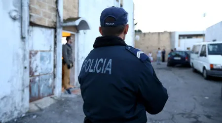 Detido por injuriar polícia que queria ver licença para vender na feira