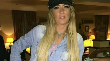 Maria Leal aparece completamente nua em promoção de novo single
