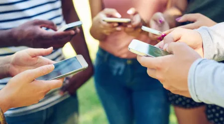 França prepara-se para proibir redes sociais a menores de 15 anos