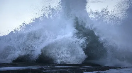 Marinha e AMN alertam para agitação do mar. Esperadas ondas de 18 metros