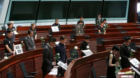 Parlamento de Hong Kong aprova moção a pedir unidade contra tarifas