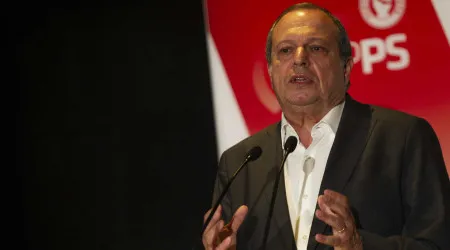 Mário Mesquita "nunca evitou" dar o contributo ao PS, diz Carlos César