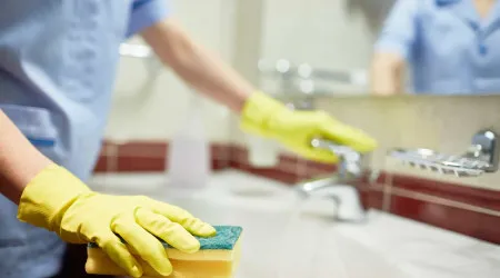Empregados domésticos trabalham mais quatro horas do que o normal