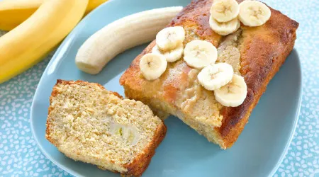 Prepare este bolo de banana no liquidificador em apenas três minutos