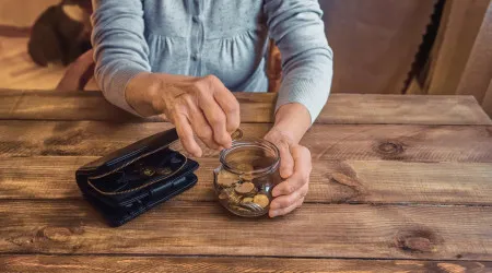 Dezembro já vai a meio. Saiba os subsídios e pensões que faltam pagar