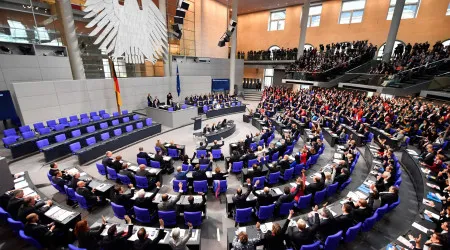 Deputados alemães votam moção de confiança esta segunda-feira