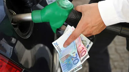 Carro a gasóleo ou a gasolina? Saiba se é melhor esperar para atestar