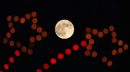 Duplo espetáculo nos céus: As imagens da Super Lua e do eclipse lunar