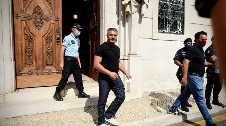 Ex-juiz Fonseca e Castro entrega o filho à mãe para regressarem ao Brasil