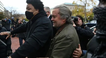 Steve Bannon entrega-se às autoridades após acusação de desobediência