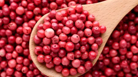 Gosta de comida picante? Três benefícios do consumo de pimenta rosa