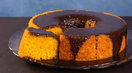 Bolo clássico de cenoura com cobertura de chocolate