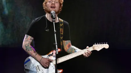 Ed Sheeran faz partilha romântica de fotografia rara com a mulher