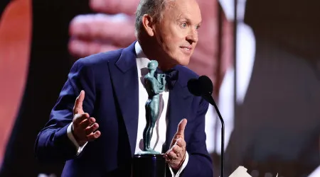 Ups! Michael Keaton estava na casa de banho quando recebeu um prémio