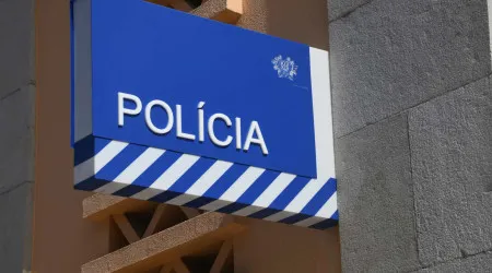 Acusado de violência contra mãe dirige-se a esquadra e agride polícia