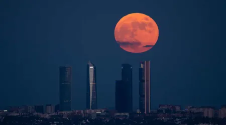'Lua de Morango'. Primeira Super Lua do ano ocorre esta noite