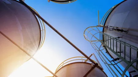 Preços do petróleo sobem 4% na abertura dos mercados asiáticos