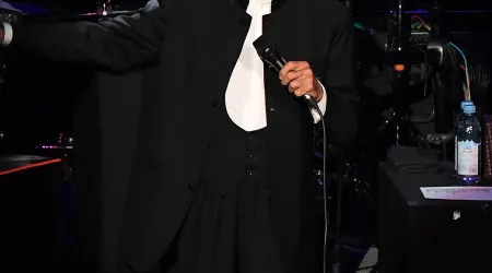 Julio Iglesias retido em aeroporto por conteúdo suspeito na bagagem