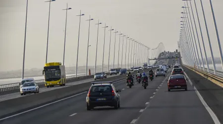 Circulação retomada em duas vias na Ponte Vasco da Gama após acidente