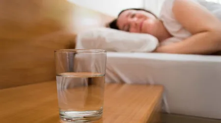 Deixa sempre um copo de água na mesa de cabeceira? O melhor é não beber