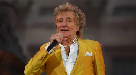 Pai orgulhoso... Rod Stewart posa com três dos oito filhos 