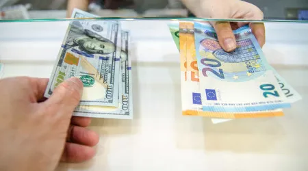 Euro volta a subir e aproxima-se dos 1,12 dólares